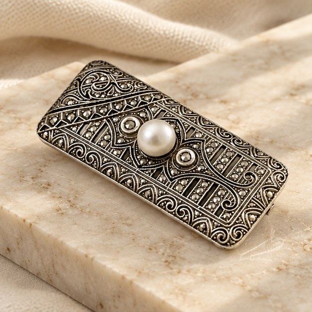 Broche art déco de plata con marcasitas, perla de cultivo y zafiros blancos
